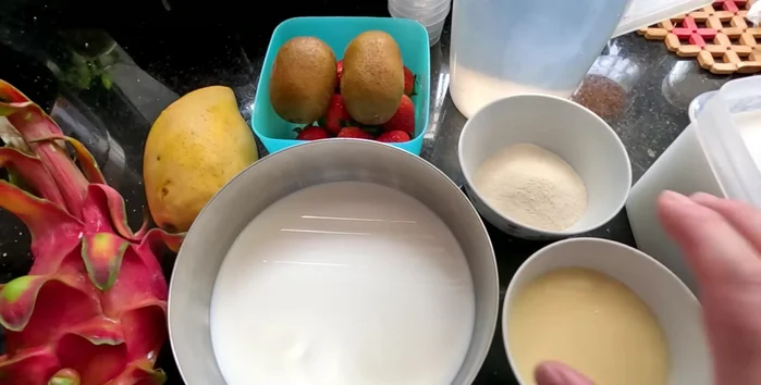 Mix sugar and agar powder together. Add a pinch of salt.