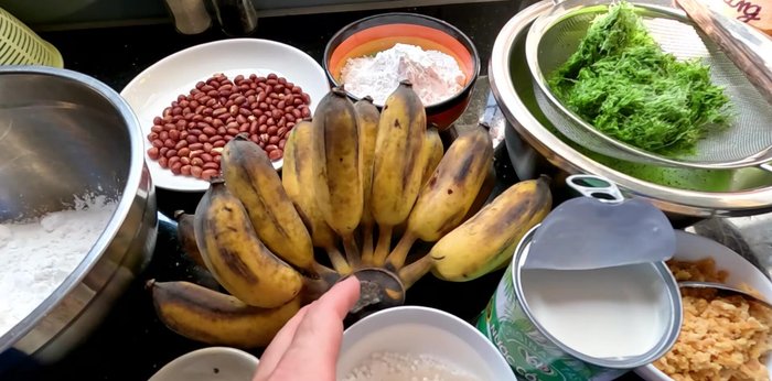 Prepare the bananas. Peel and cut ripe bananas into pieces. Marinate with palm sugar for at least 1 hour. (Note: Other banana types can be used but Black Sim bananas are preferred for their sweetness).