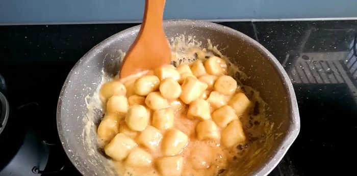 Simmer the bananas. After marinating, simmer the banana mixture over medium heat for 25-30 minutes, or until the sugar dissolves and the bananas become soft. Reduce heat to low once boiling.