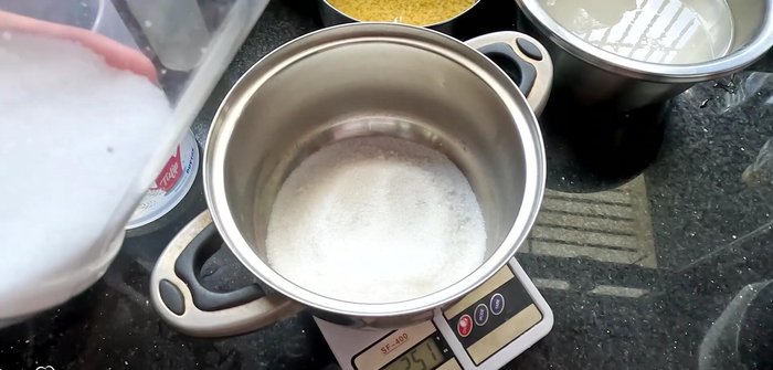 In a separate pot, combine 250 grams of sugar, 1 tablespoon of salt, 400ml of vinegar, and 100ml of water. Bring this mixture to a boil, then simmer for 3-5 minutes to remove the harsh vinegar smell.