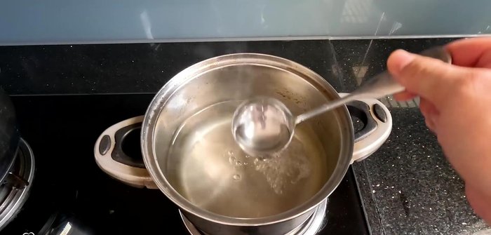 Allow the vinegar mixture to cool completely.