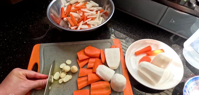 Peel and cut the white radish and carrots into desired shapes.