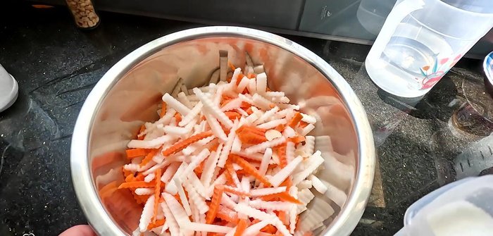Add 2 teaspoons of salt (approximately 10 grams) to the cut vegetables and mix well. Let it sit for 1 hour to soften the vegetables and draw out moisture.