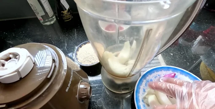 Grind onions, garlic, shallots, and pepper in a blender until you get a smooth paste.