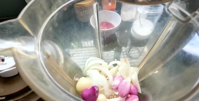 Grind sesame seeds (30g initially, reserve 10g) in a blender. Add 50ml of water if needed to facilitate grinding.
