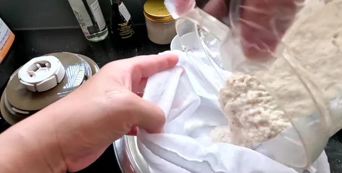 Squeeze the sesame mixture to extract the juice. Discard the residue and set the juice aside.
