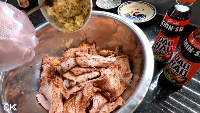 Add the crushed lemongrass, ginger, and garlic to the spice mixture. Mix thoroughly and marinate the beef for 2-3 hours.
