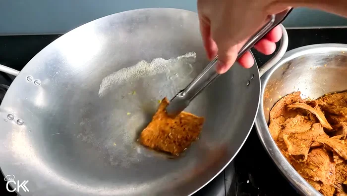 Add a little water to a pan, add the marinated beef, and fry for 20-30 minutes until slightly dry.