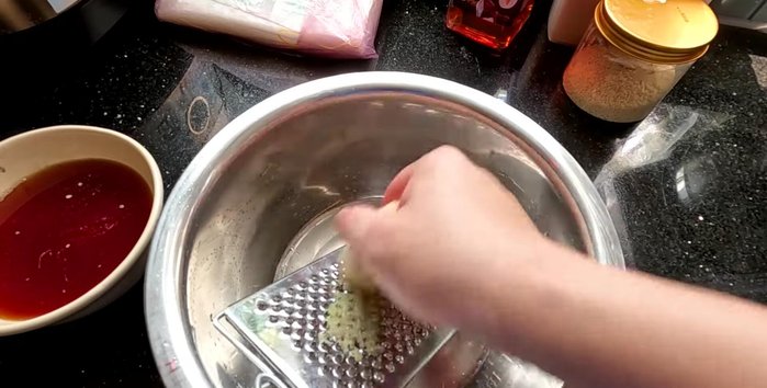 Grind the ginger until finely ground. Add the grated ginger to the cooled fish sauce along with 1/3 of a lemon. Mix well. Optional: Add more chili for extra spiciness.