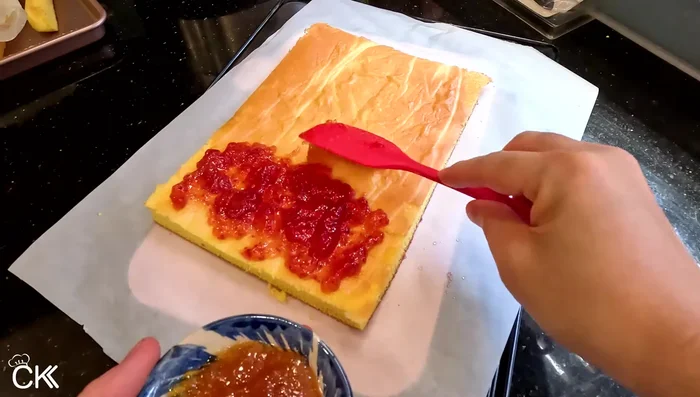 Spread jam evenly over the cake. [421.199]