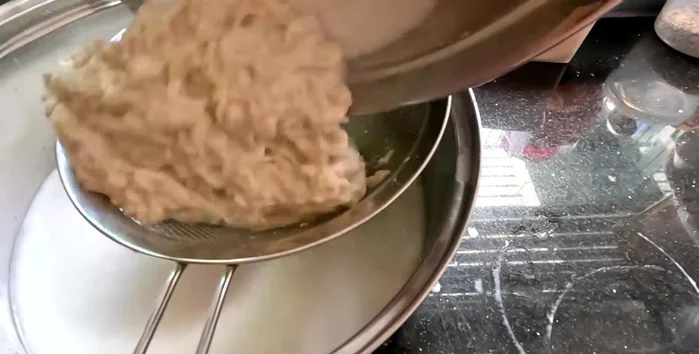 After washing, drain the dough thoroughly in the sieve.