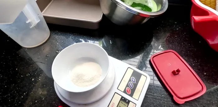 Prepare the pandan jelly: Mix 80-100g sugar, 10g jelly powder, and a pinch of salt. Add to the pandan essence. Let it rest for 30 minutes to 1 hour to allow it to expand.