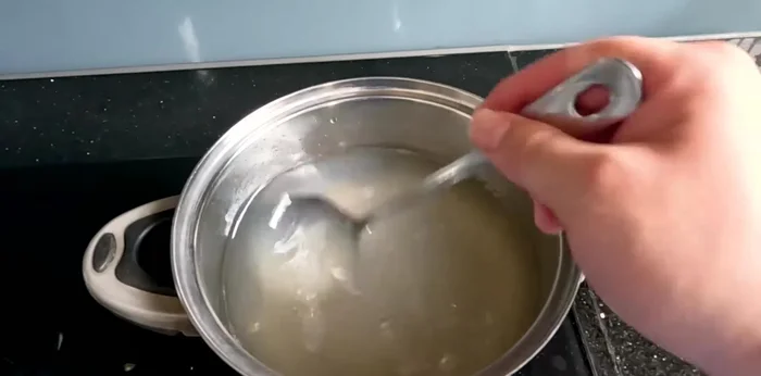 Cook the pandan jelly: Pour the pandan jelly mixture into a pot and cook over medium heat until it boils. Reduce heat to low and simmer for 20-25 minutes.