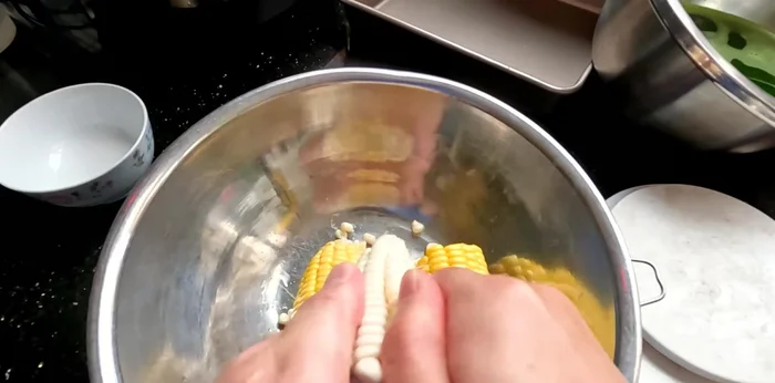 Prepare the corn: Peel, wash, and soak corn kernels in salt water for 10-15 minutes. Separate the kernels from the cob.