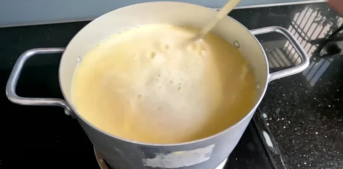Cook the corn milk: Add sugar (80-120g depending on desired sweetness) to the corn milk. Cook over low heat for 20-25 minutes, stirring continuously. Remove any sugar threads.