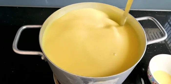 Cool and set: Turn off the heat and continue stirring for another 5 minutes to cool the mixture slightly. Pour into serving glasses. Allow to cool, then refrigerate for 3-4 hours.