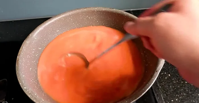 Cook the sauce: Pour the mixture into a pot and cook over medium heat until it boils. Reduce heat to low and simmer for 25-30 minutes, stirring frequently, until the desired thickness is reached.