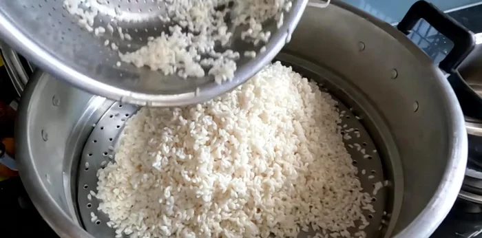 Steam sticky rice: Steam the rice in a steamer with 2 liters of water and optional pandan leaves for fragrance, 10-15 minutes at a time, stirring evenly every 10 minutes (to prevent uneven cooking) for about 3-4 times. (163.04)