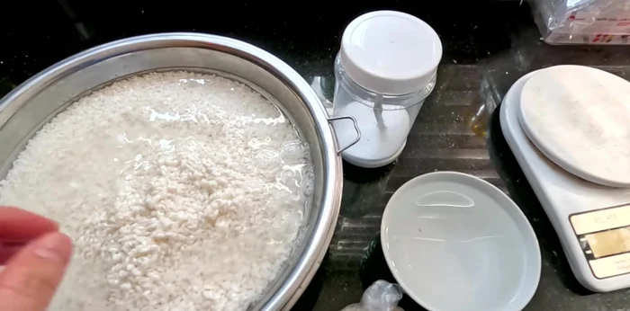 Wash and soak sticky rice for 2-3 hours. (33.68)