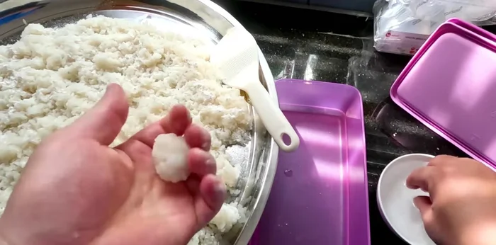 Mix the sticky rice and yeast gently, ensuring even distribution. (456.96)