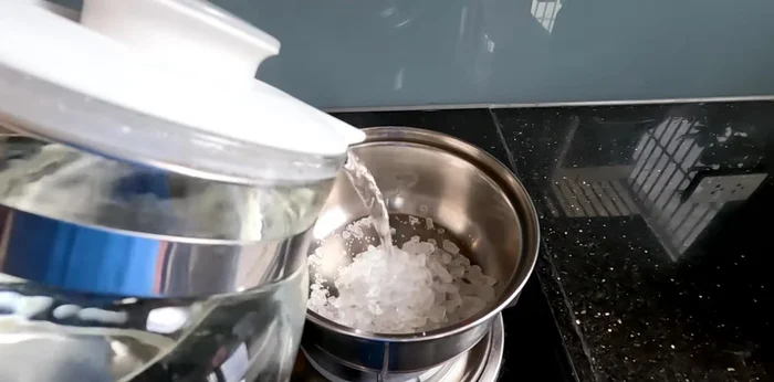 Prepare sugar water: Boil 100 grams of sugar in 500ml water for 3-4 minutes until the sugar dissolves completely. Let it cool. (706.68)