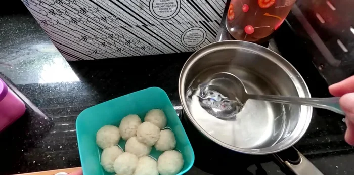 Add the cooled sugar water to the fermented rice wine. (762.639)