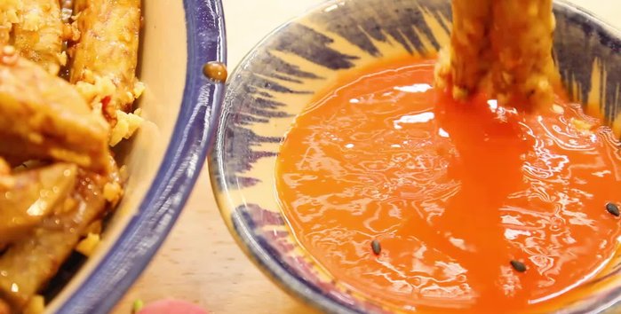 Prepare the taro: Peel and cut into thin strips. Soak in a basin of water with lemon and salt for 15-20 minutes to remove starch.