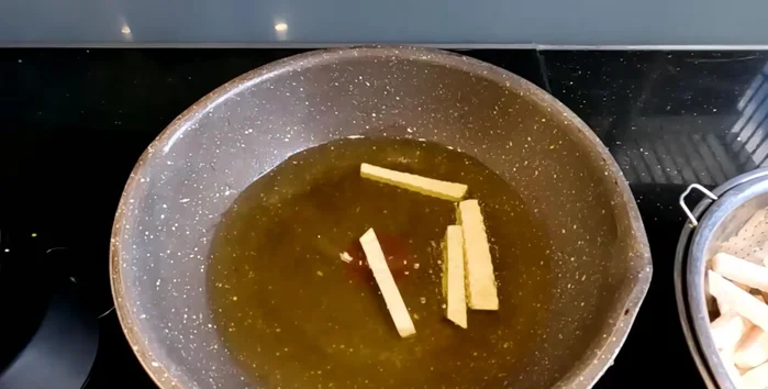 First fry: Fry the taro in a pan with oil over low heat for about 15 minutes, until lightly golden brown.