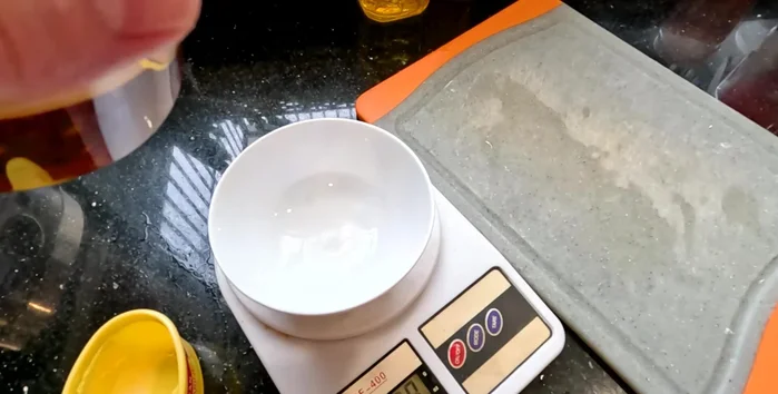 Prepare the sauce: Mix fish sauce, chili sauce, satay sauce, sugar, and a little butter.