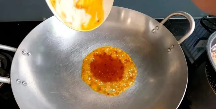Combine: Add the fried taro to the sauce, mix well, and sprinkle with the fried garlic.