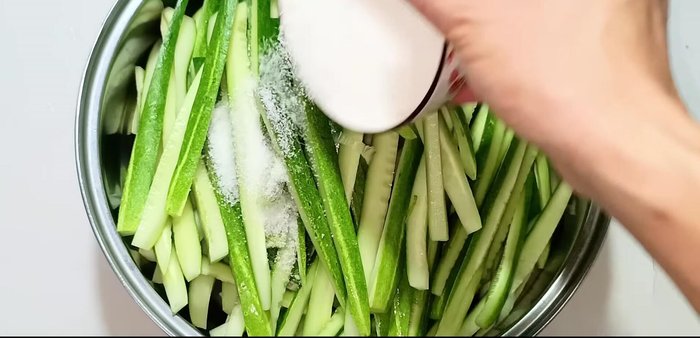 Marinate the cucumbers with 100g of white sugar for 40 minutes to 1 hour to draw out excess water and enhance crispness. Place in a jar or bowl.