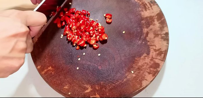 Finely chop the chili and garlic.