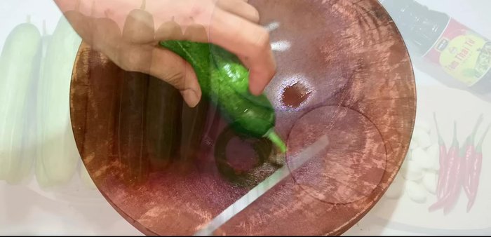 Wash and prepare the cucumbers. Cut off both ends, halve, then halve again to create four pieces. Remove the insides (seeds) to prevent wateriness and ensure crispiness.