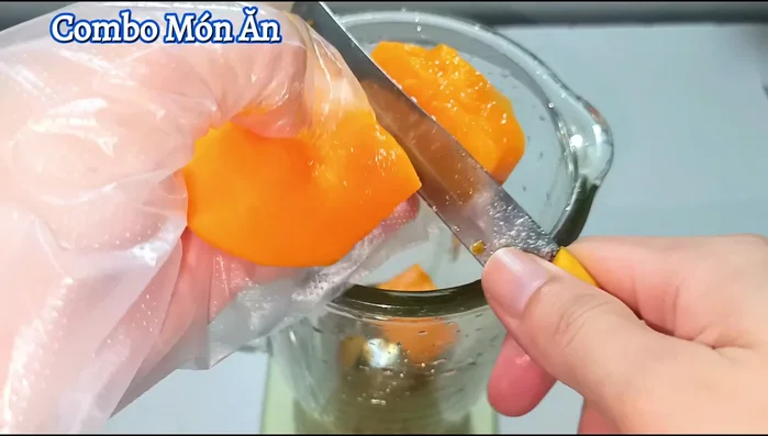 Add the papaya pieces to the blender.