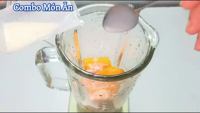 Add 2 tablespoons (approximately 25ml) of unsweetened fresh milk to the blender.