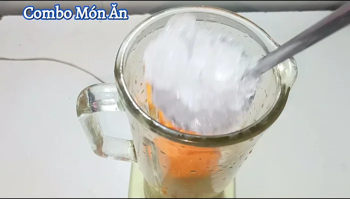 Add 200g of crushed ice to the blender.