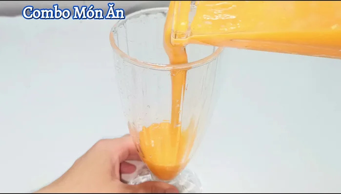 Pour the smoothie into a glass (approximately 300ml).