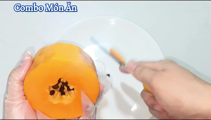 Cut a 300g piece of ripe papaya. Peel off the skin and cut it in half.