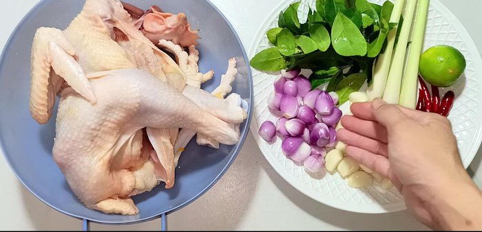 Clean the chicken thoroughly. Remove the lungs, excess fat, and blood clots from the liver, heart, and kidney. Wash and clean the chicken inside and out. Marinate with lemon and salt.