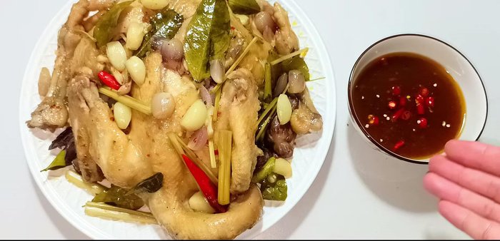 Serve: Once cooked, cut and serve the chicken with the remaining sauce and chili peppers.