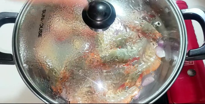 Boil for a short time, then open the lid and mix the shrimp again to ensure even cooking.