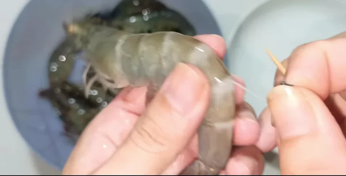 Remove the shrimp vein gently to avoid breaking the shrimp. Cut off the shrimp head and legs for a cleaner look.