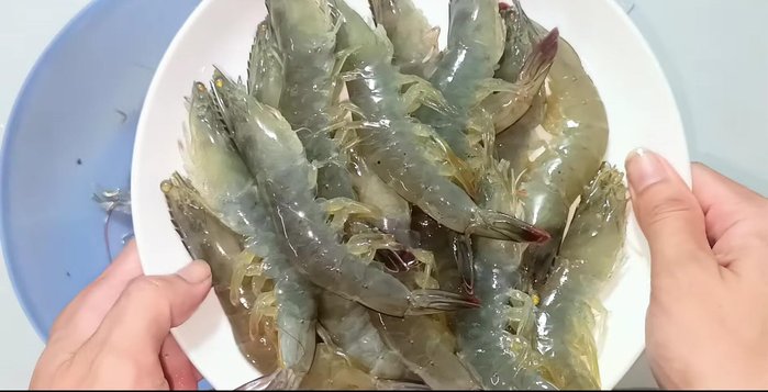 Wash the shrimp again after cutting.