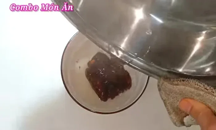 Prepare the tamarind juice: Soak 50g ripe tamarind in 100ml of boiling water to extract the juice, then remove the pulp.