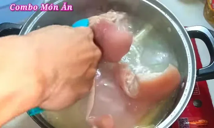 Cool the pig's hands: Submerge the boiled pig's hands in ice water for 10-15 minutes to make them crispy.
