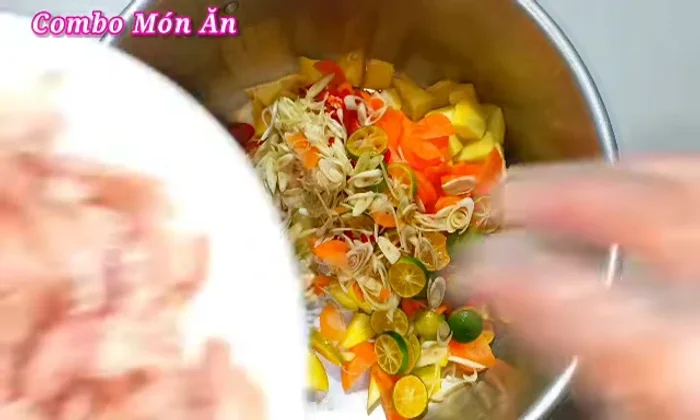 Combine the sauce, prepared ingredients, and cut pig's hands. Mix well. Let it sit for 30 minutes to allow flavors to meld.