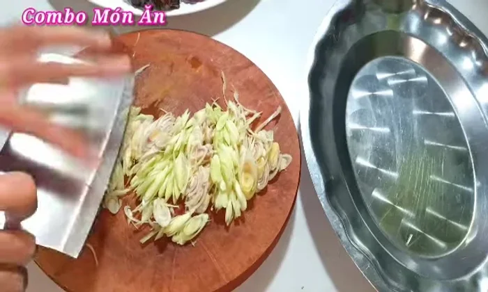 Prepare ingredients: thinly slice lemongrass, cut chili peppers diagonally, peel and thinly slice carrots.