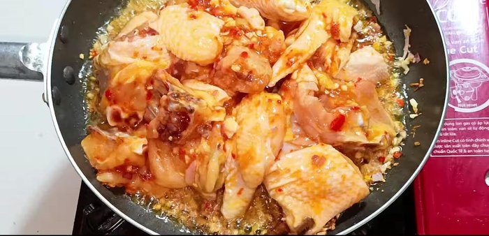 Add the marinated chicken to the pan and stir-fry until firm and fragrant.