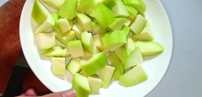 Place the cut mangoes in the freezer for 30 minutes (or marinate with ice for 15 minutes) to chill and maintain crispness.
