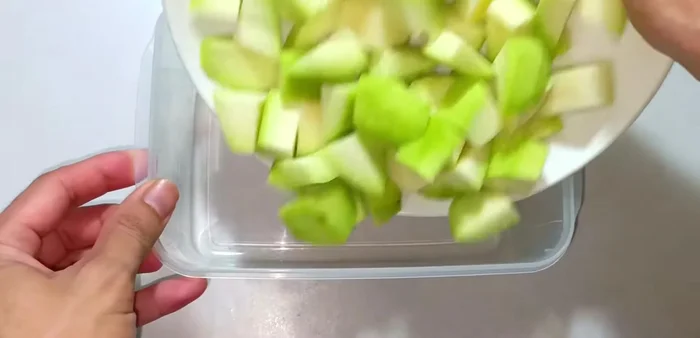 Remove mangoes from freezer and drain.